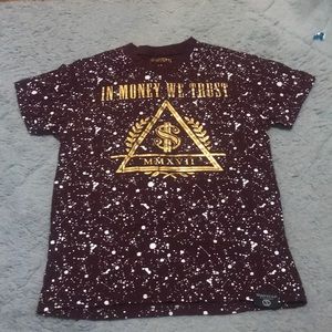 Burgundy T-shirt with a gold and white design. Size M